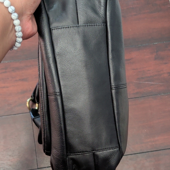 Elegant Coach Black Leather Shoulder Bag - Picture 6 of 8